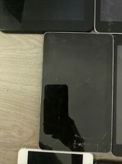 24 different brands of tablets 1 phone NOT TESTED THEY MIGHT NOT TURN ON
