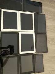 24 different brands of tablets 1 phone NOT TESTED THEY MIGHT NOT TURN ON