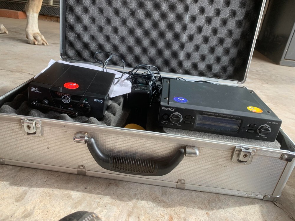 SR40 Stationary Receiver/RSQ 32 Channels UHF Microphone Receiver 3 Microphones