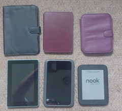 Lot of e-readers Nook, Kobo, cases. Untested.