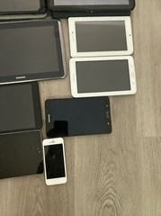 24 different brands of tablets 1 phone NOT TESTED THEY MIGHT NOT TURN ON