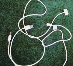 LOT OF 7 VARIOUS UBC CORDS-MOSTLY APPLE–BONUS NEW APPLE EAR PODS