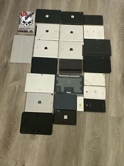 24 different brands of tablets 1 phone NOT TESTED THEY MIGHT NOT TURN ON