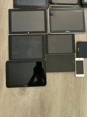 24 different brands of tablets 1 phone NOT TESTED THEY MIGHT NOT TURN ON