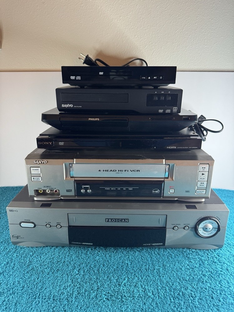 Assorted Lot of 6 VHS/DVD/Blu-Ray Players FOR PARTS OR REPAIR Only Power Tested