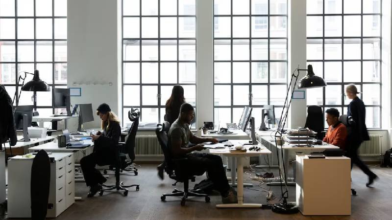 Adaptarse o morir: el reto de incorporar la IA en el trabajo