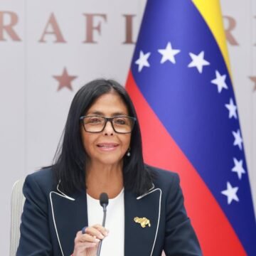 Delcy Rodríguez busca atraer inversión internacional en cumbre empresarial en Miami